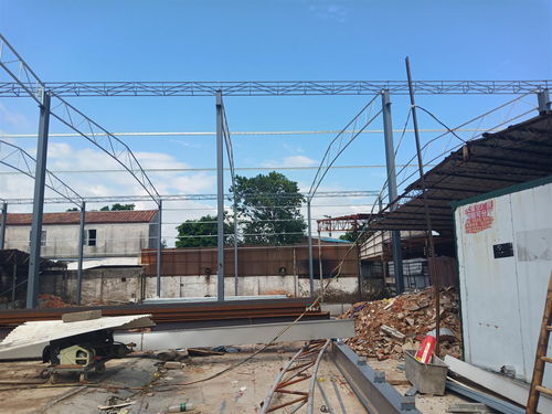 彩鋼瓦屋頂翻新與鋼結構廠房造價及隔熱工程解析
