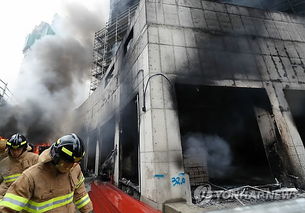 韓國工地突發火災，12名中國公民在隔熱工程施工中受傷，現場黑煙沖天引關注